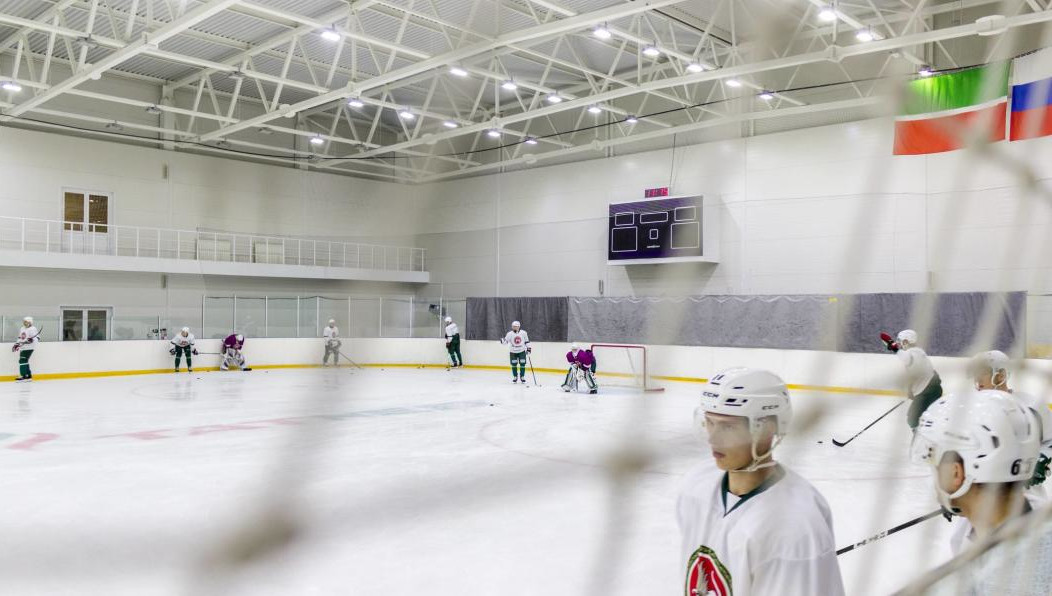 Ледовый манеж в городе возведет «Татнефть». Объект планируют сдать уже в декабре 2023 года. На первом этапе там смогут заниматься порядка 150 юных хоккеистов