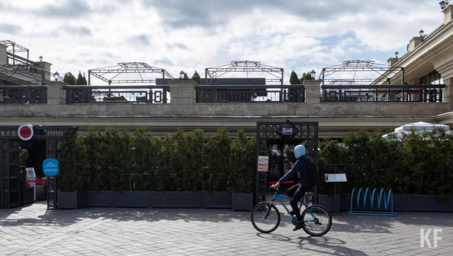 Парни сначала катались на велосипедах по городу