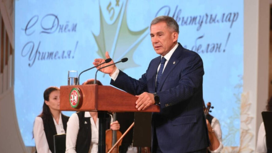 В честь профессионального праздника руководитель республики наградил&nbsp;наиболее отличившихся педагогов.