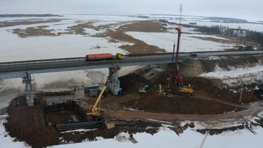 На данный момент ведется работа по устройству четырех опор.