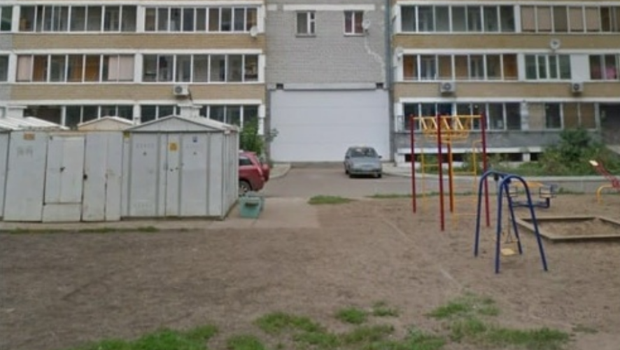 Горожанин обустроил гараж в арке дома 17А/24.