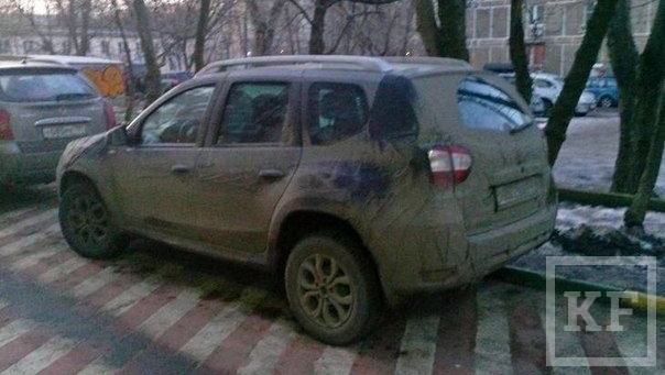Казанский автолюбитель утеплил свой немецкий автомобиль при помощи шерстяного  носка. Отметим