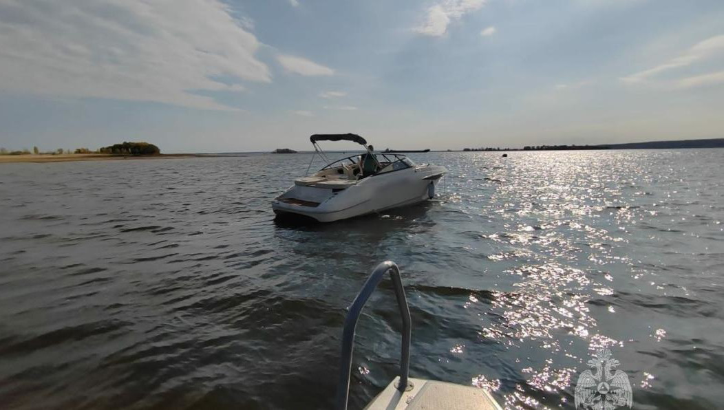 Судно получило повреждения.