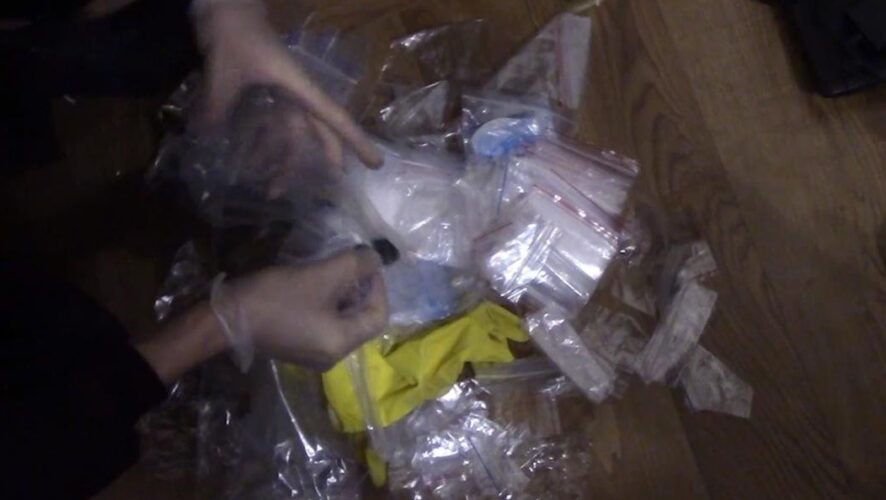 Сотрудники МВД задержали двоих жителей Казани с почти 640 граммами гашиша и 1 граммом синтетического наркотика