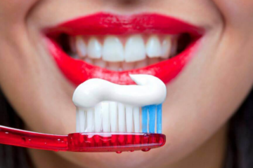 Полоскание рта водой сразу после чистки значительно снижает укрепляющий эффект зубной пасты.