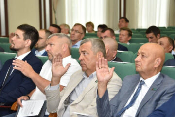 Одним из вопросов повестки сессии стал бюджет. В него внесли изменения из-за сметы на предстоящие праздники почти в 8 миллионов рублей.