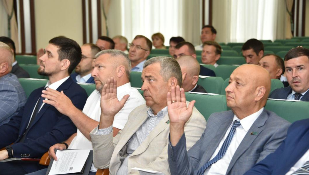 Одним из вопросов повестки сессии стал бюджет. В него внесли изменения из-за сметы на предстоящие праздники почти в 8 миллионов рублей.