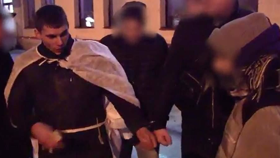 Во время допроса мужчина чaстично признaл cвою вину.