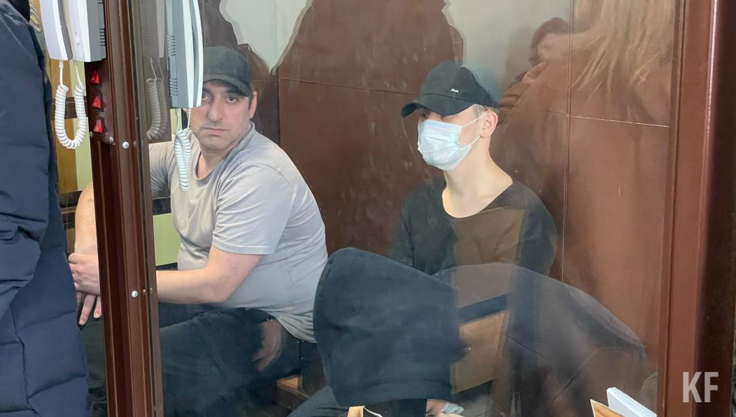 Из-за этого суд вынужден переносить заседание.