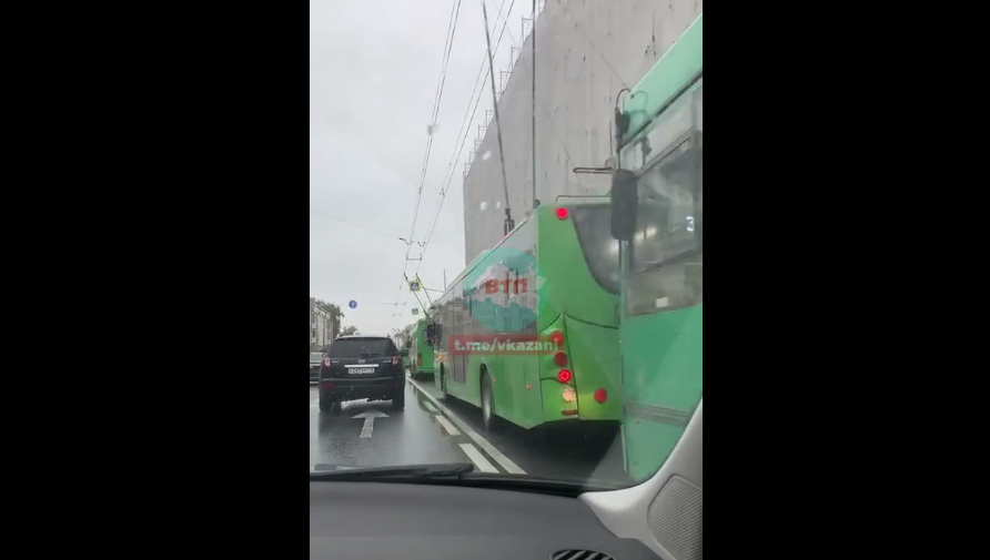 Затор произошел из-за погодных условий.