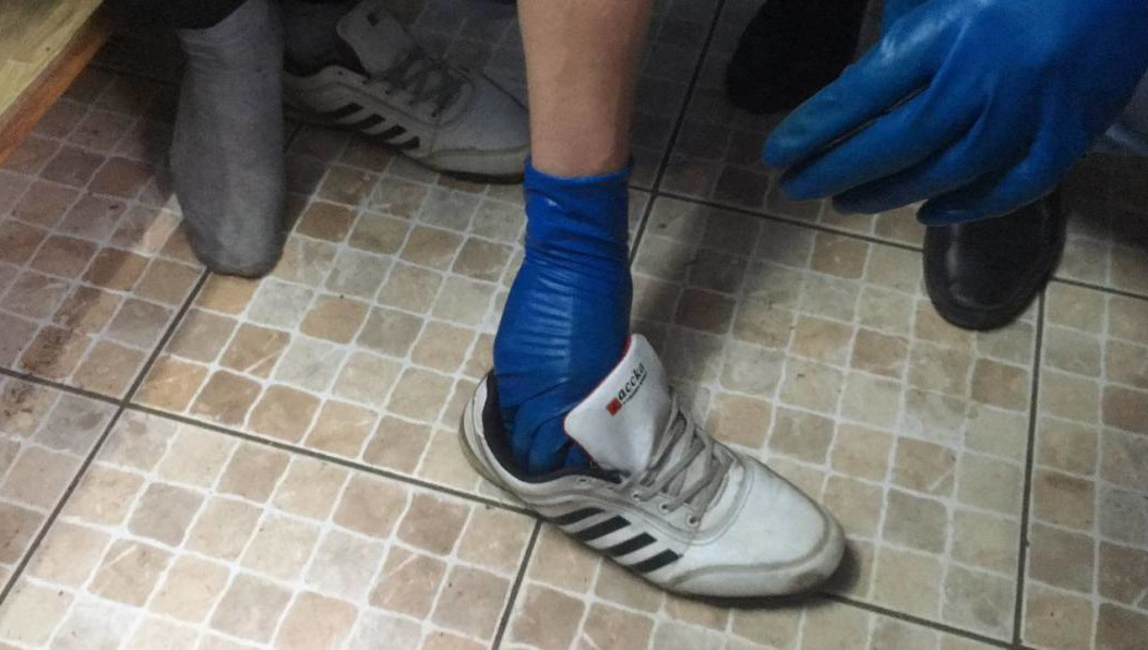 Их обнаружили полицейские во время личного досмотра.