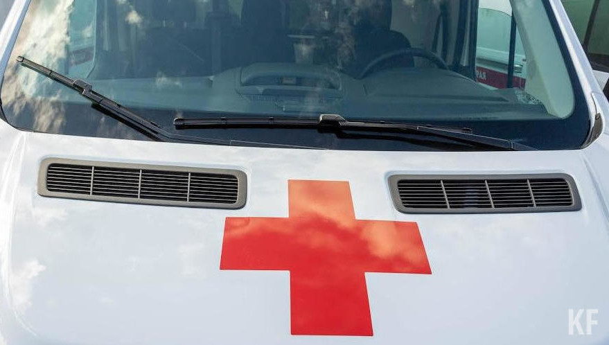 Водитель КАМАЗа выезжал со стройки.