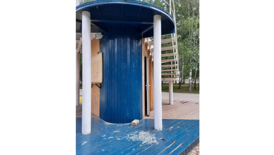 Злоумышленники взломали дверь техпомещения и повредили деревянный настил на площадке.