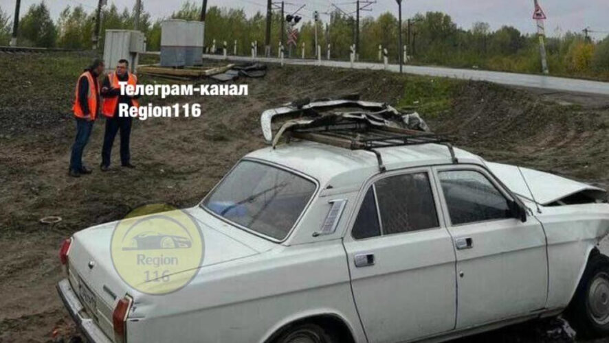 Локомотив снес переднюю часть автомобиля.