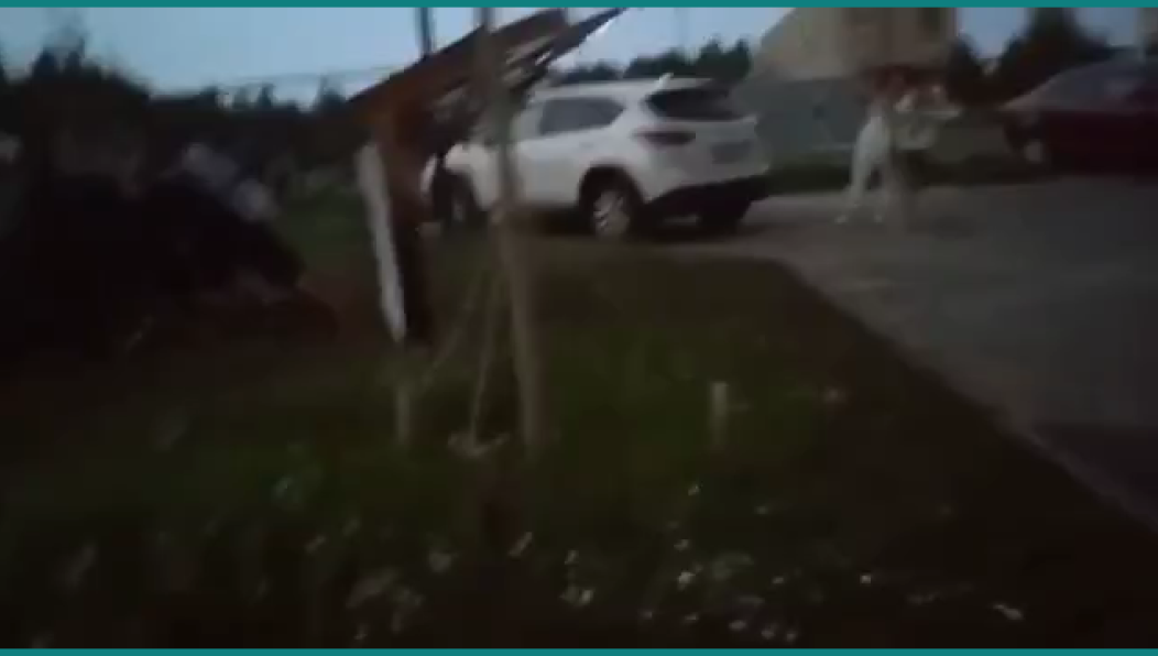 Восемнадцатилетний зеленодолец влетел в вывеску «Сабантуй» у парка «Березовая роща» и сбежал