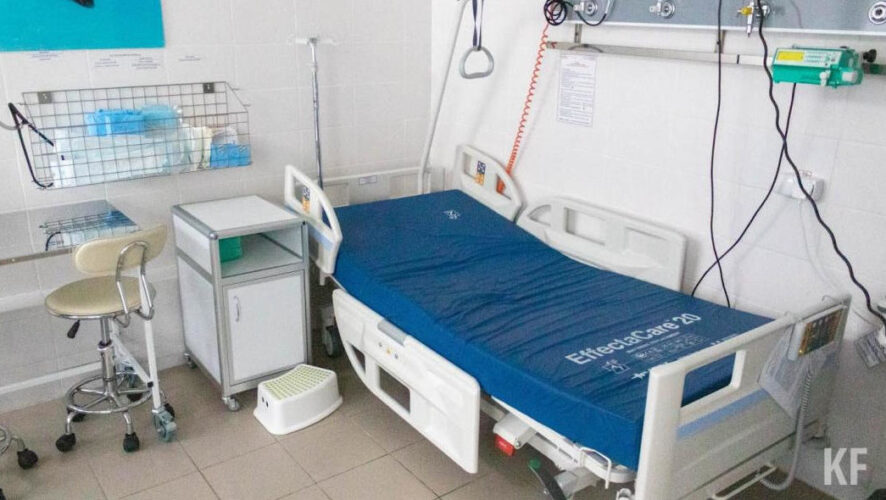 В больницу его перевели 1 апреля после жалоб на здоровье.