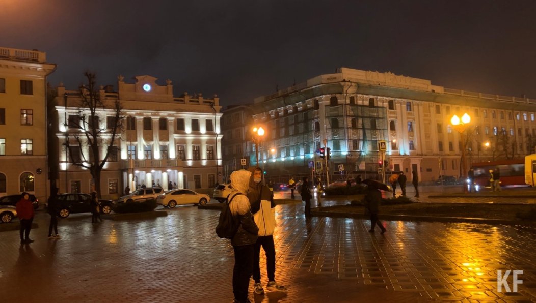 Люди покинули улицу Баумана и двинулись по соседним улицам к Площади Свободы.