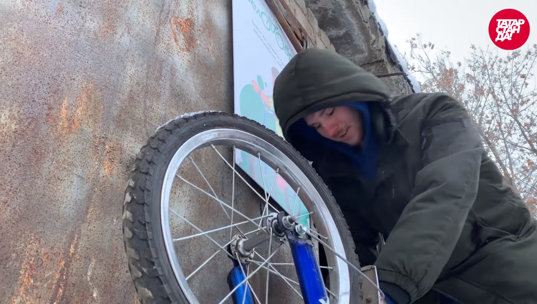 Волонтеры Айгуль и Камиль собирают велосипеды из хлама и дарят их детям.