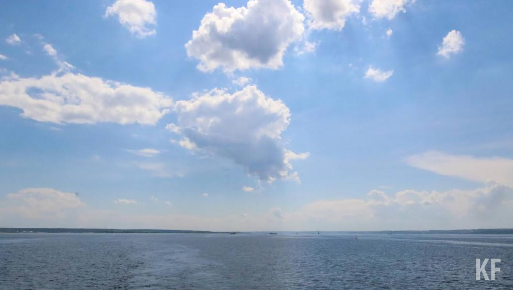 Пловец на сапборде помог молодым людям удержаться на воде.