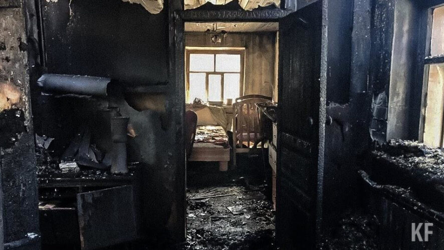 Пожар стал распространяться с сарая и затем перекинулся на жилой дом.