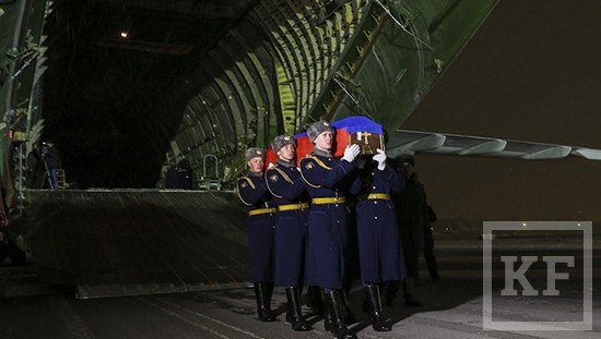 Самолет с телом погибшего пилота российского Су-24 Олега Пешкова прибыл на подмосковный аэродром Чкаловский. Во время перелета в воздушном пространстве России самолет сопровождал