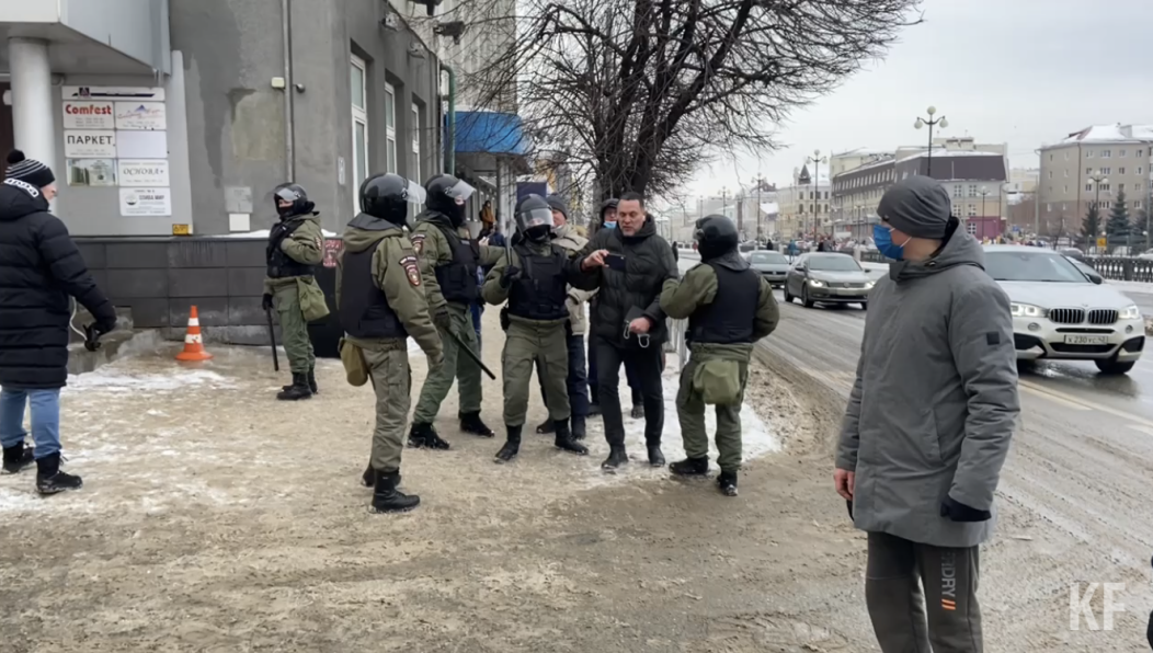 Общественного деятеля сопроводили в полицейский автобус и после проверки документов отпустили.