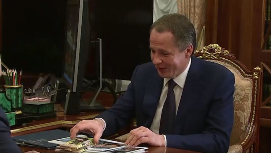 На обертке шоколадки изображён мальчик в военной форме