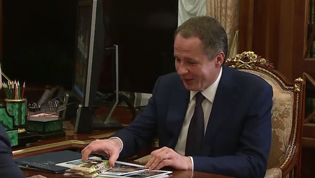 На обертке шоколадки изображён мальчик в военной форме