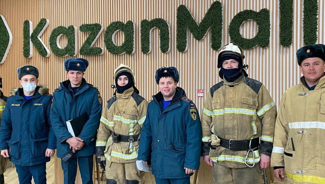 Ещё в начале года посетители торгового центра при эвакуации оказались заблокированы на парковке.