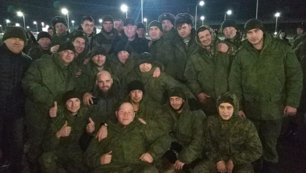 Глава района вместе руководителем исполнительного комитета вручил мобилизованным гуманитарные наборы.