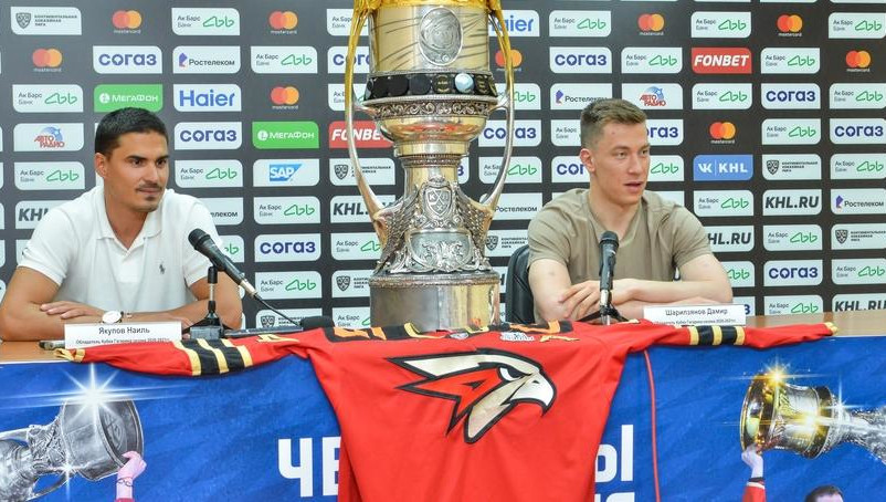 Привезли его туда воспитанники местной хоккейной команды.