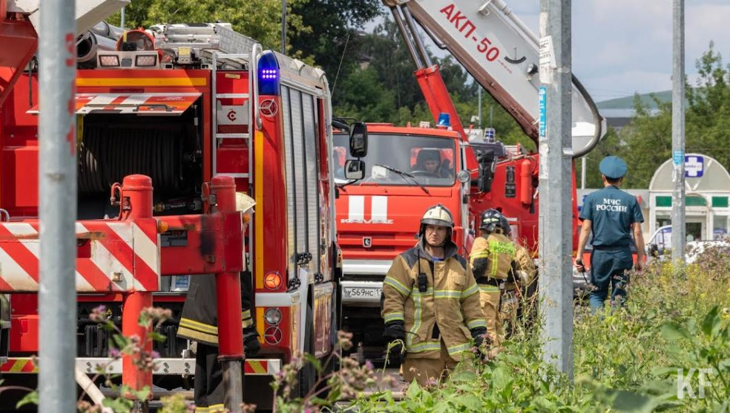 Зарево было видно из города.