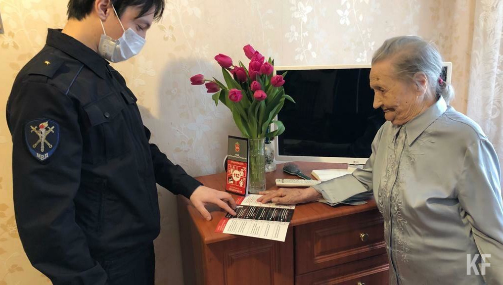 Полицейские вручили деньги пенсионерке в день 8 Марта.