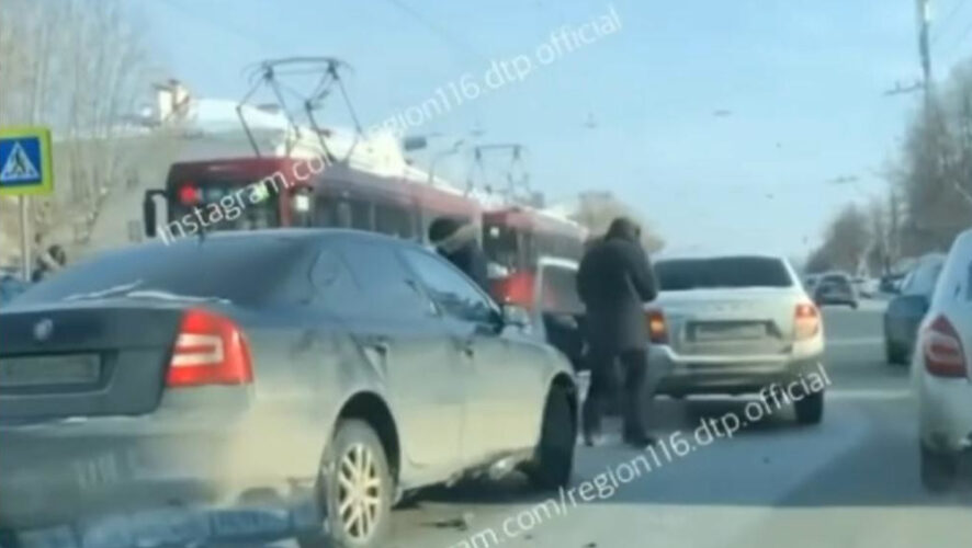 На одной из самых оживленных трасс Казани парализовано движение.