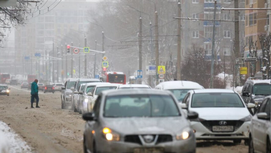 Двухкилометровая пробка растянулась с Сибирского тракта.