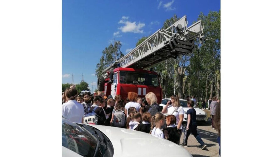 Эвакуировали около 900 человек.