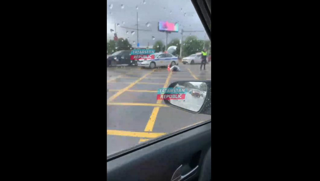 Водителя легковушки госпитализировали.