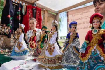 Сюда съехались фольклорные коллективы со всего Татарстана.