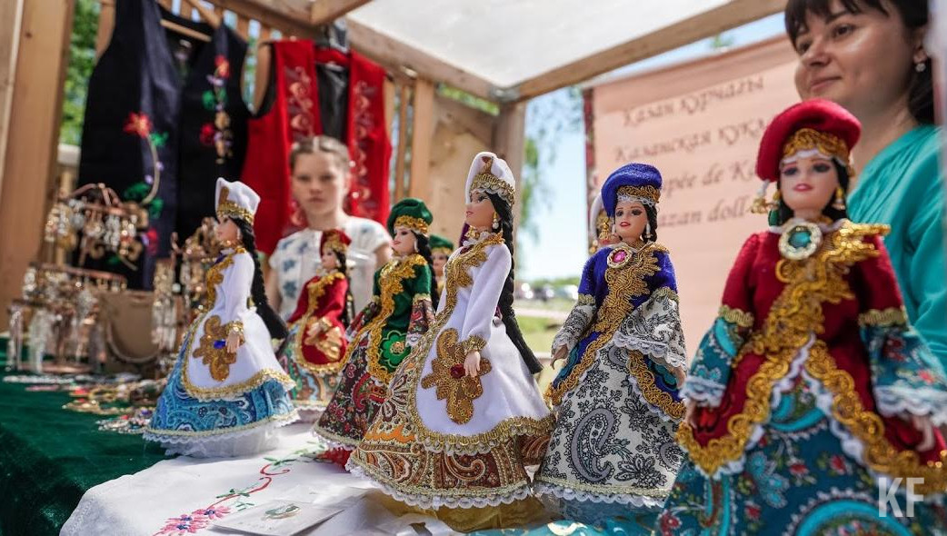 Сюда съехались фольклорные коллективы со всего Татарстана.