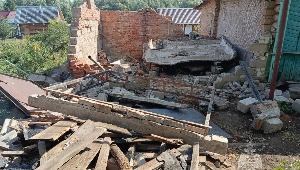 Вызволять пострадавшего пришлось спасателям.