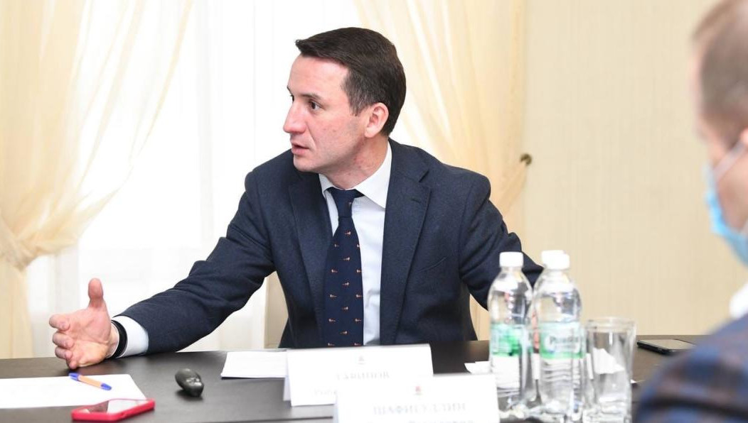 До недавнего времени он возглавлял Дирекцию парков и скверов Казани.