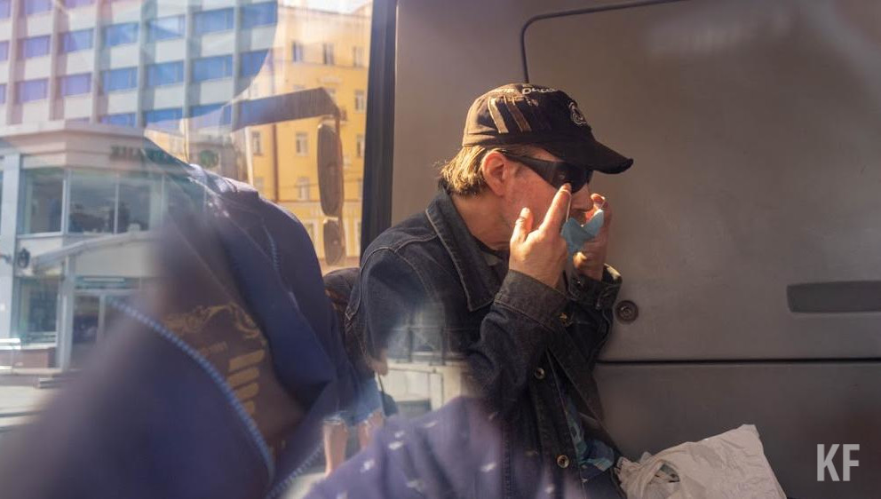 После замечания все пассажиры без средств индивидуальной защиты надели маски.