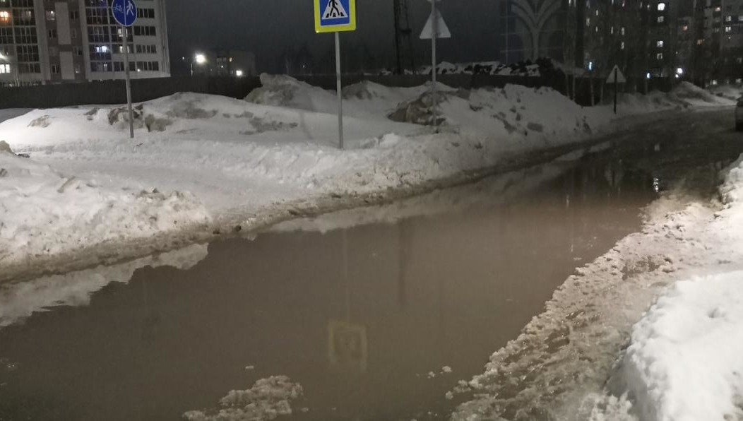 В некоторых районах ливневки не справляются с талыми водами.