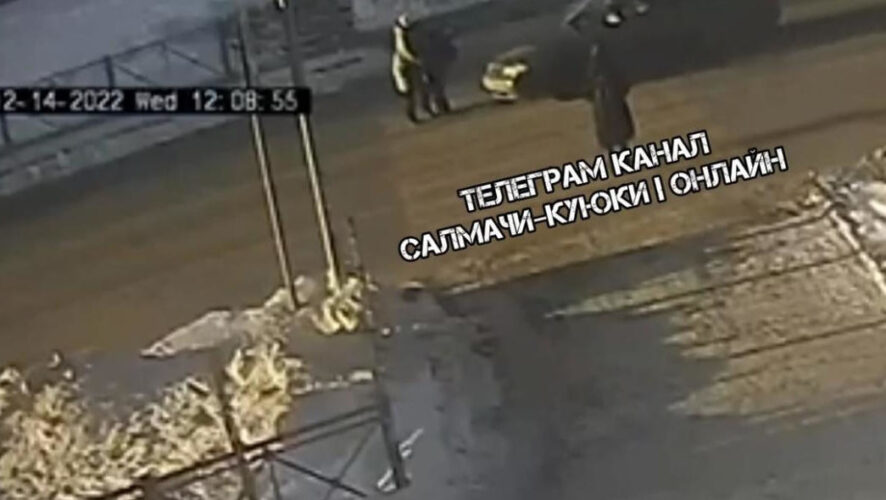 Машина скрывалась во дворах.