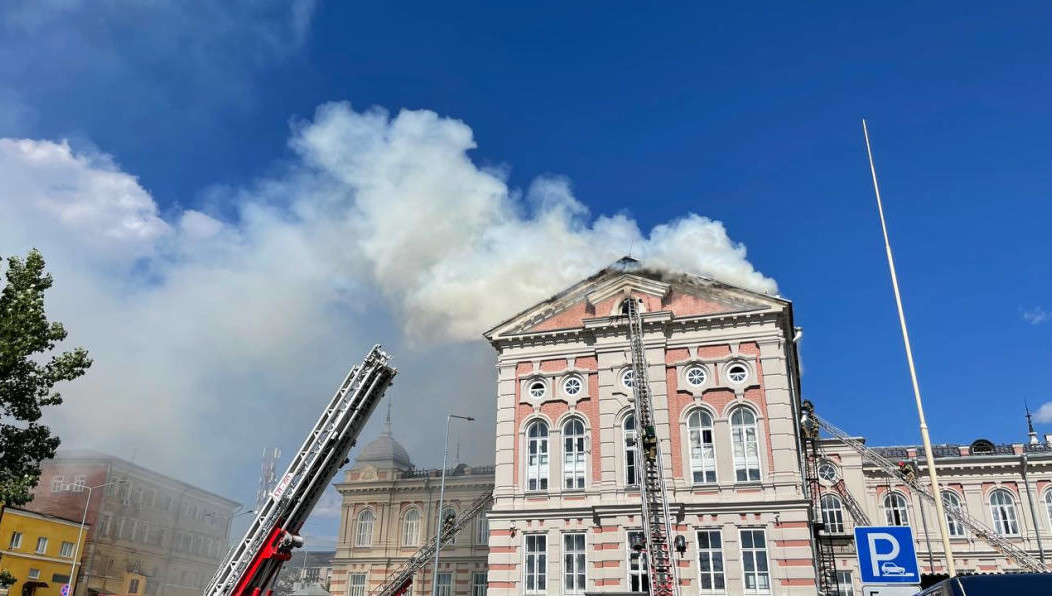 Сейчас в помещениях устанавливают балки.