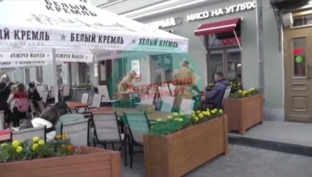 Хозяин заведения переодел обсуживающий персонал в красноармейцев