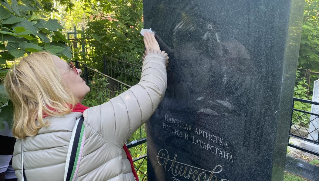 Уборка захоронений стала уже традиционной в коллективе академического русского Большого драматического театра.