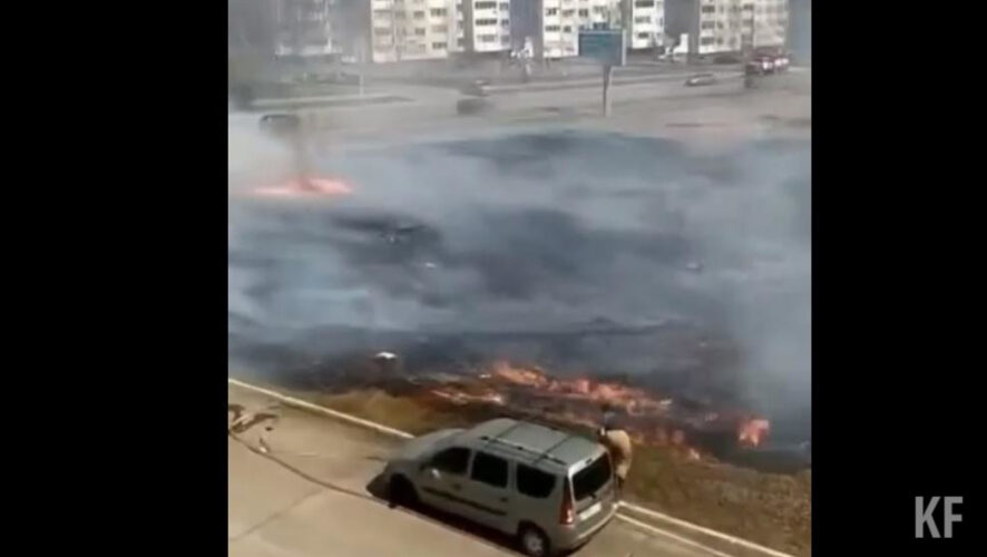 Момент поджога в поле на улице Менделеева попал на камеру видеонаблюдения.