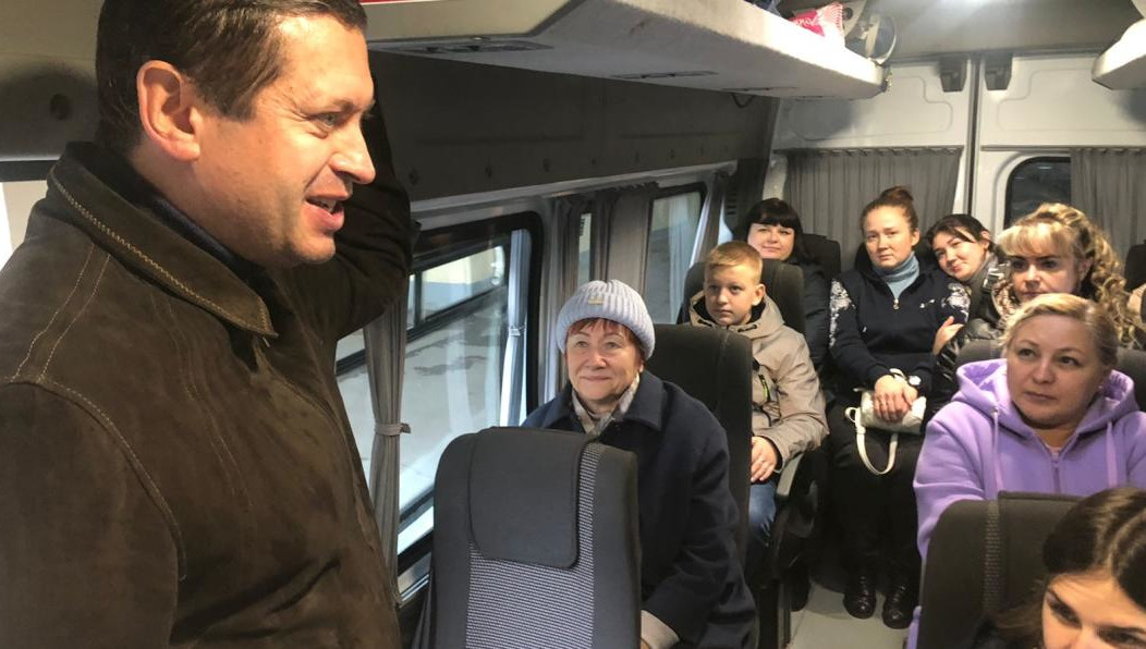 В танковое училище приехали девять семей.