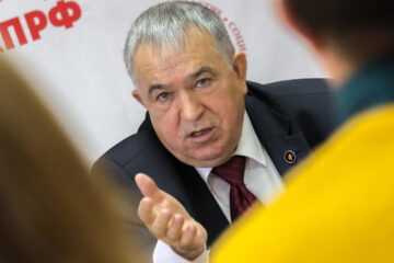 Хафиз Миргалимов огласил решение президиума ЦК КПРФ во время пресс-конференции.